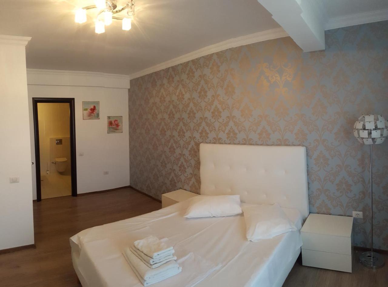 C&y Solid Mamaia